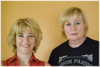 Teamfoto von Regina Schmitt und Katrin Schuß in der Praxis